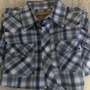 Wrangler Men's Gray and Blue Plaid Button Down Shirt